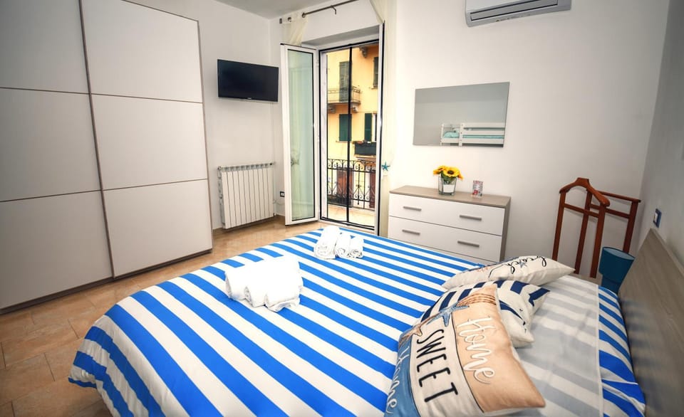 Bed, TV and multimedia, Bedroom, wardrobe