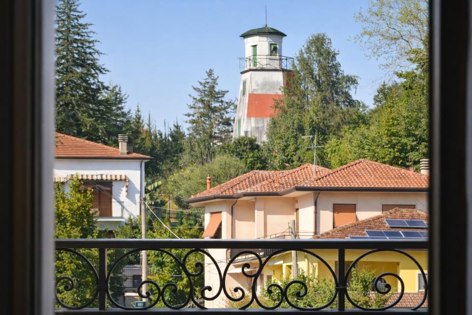 Property building, View (from property/room), Balcony/Terrace, Street view