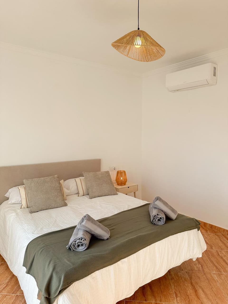 Bedroom, air conditioner