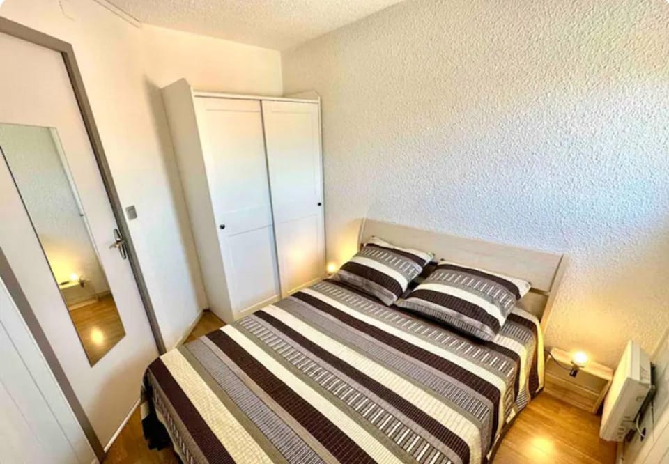 Bed, Photo of the whole room, Bedroom, wardrobe
