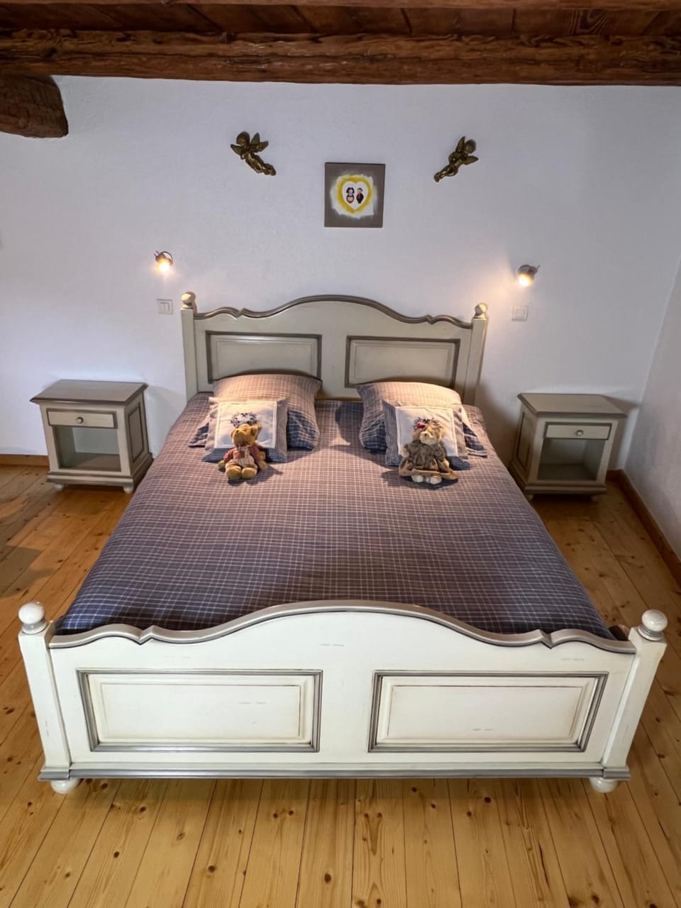 Bed, Photo of the whole room, Decorative detail, Bedroom, internet