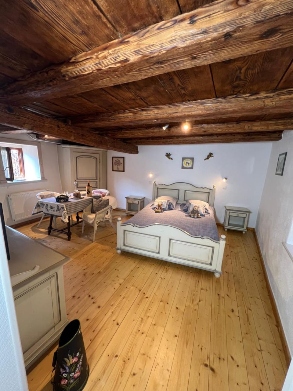 Bed, Photo of the whole room, Decorative detail, Seating area, Bedroom, internet