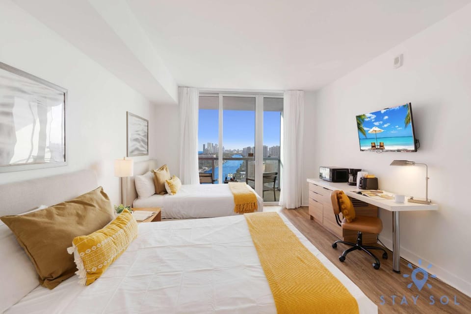 Stylish Apartment Pool & Balcony Apartment in Hallandale Beach