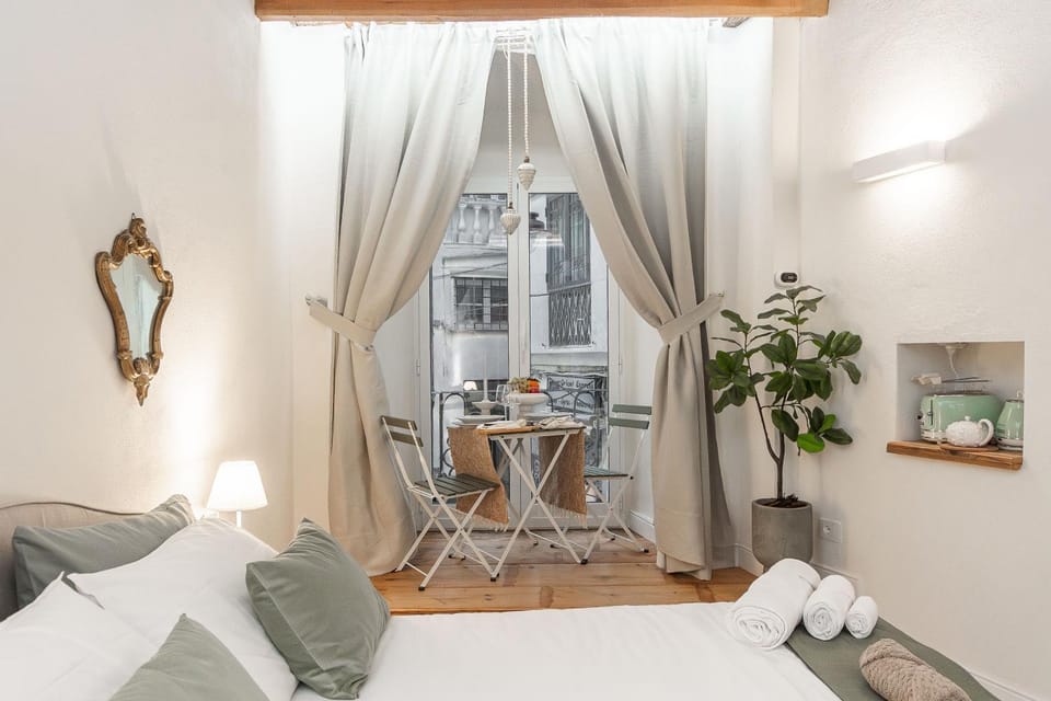 Bed, Photo of the whole room, Seating area, Dining area, Bedroom