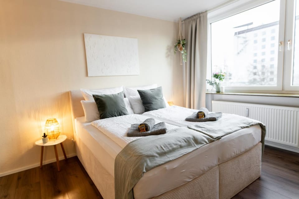 Bed, Bedroom, internet, towels