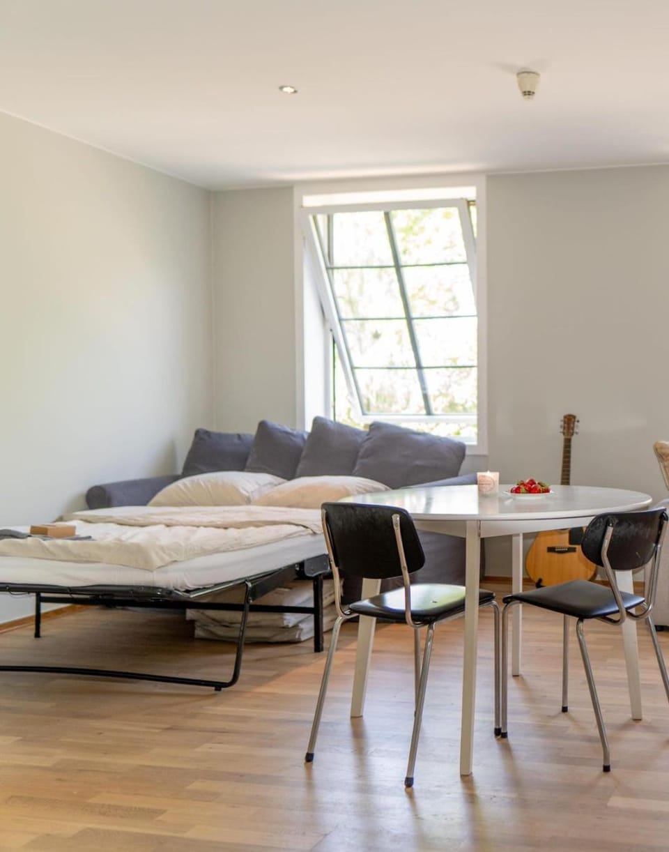 Bed, Dining area