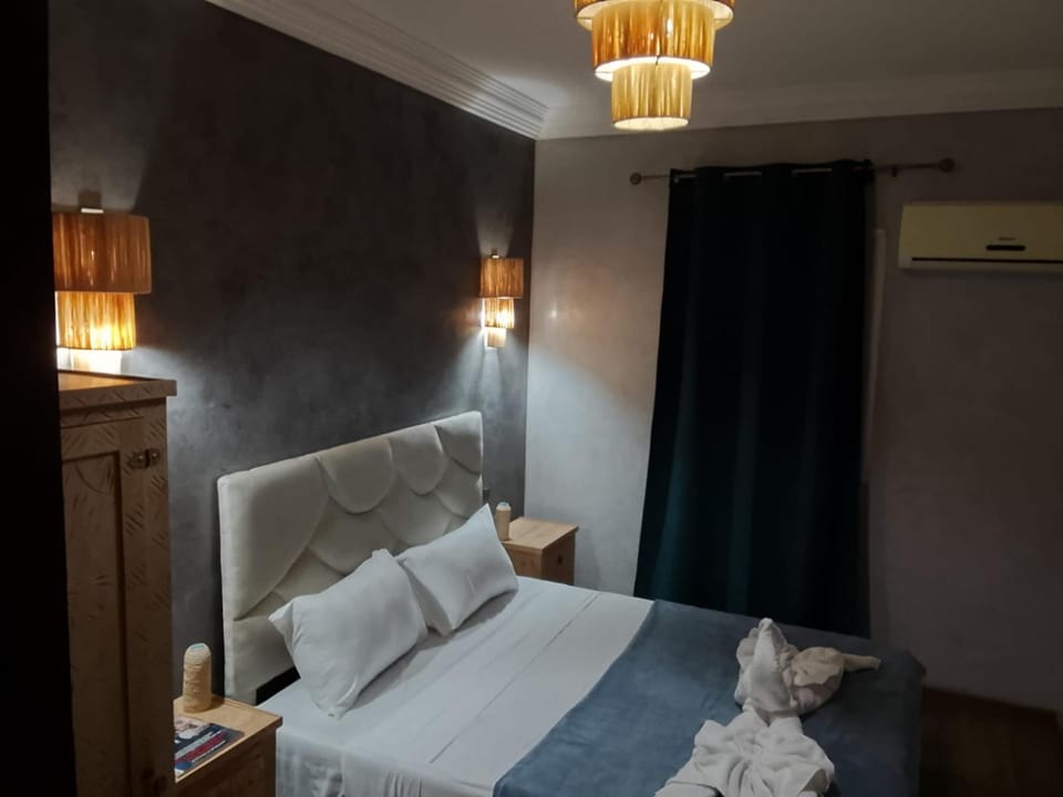 Photo of the whole room, Bedroom, towels