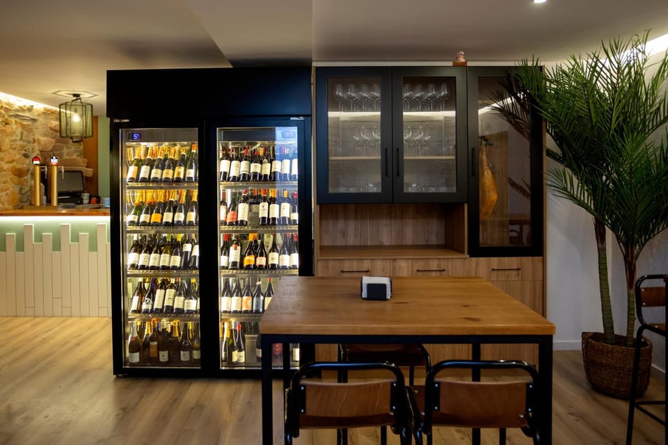 Lounge or bar, Food and drinks, Food, Drinks