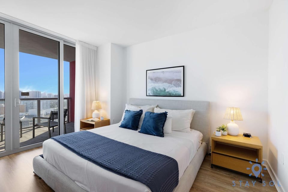 Stylish Beach Apartment with Pool Apartment in Hallandale Beach