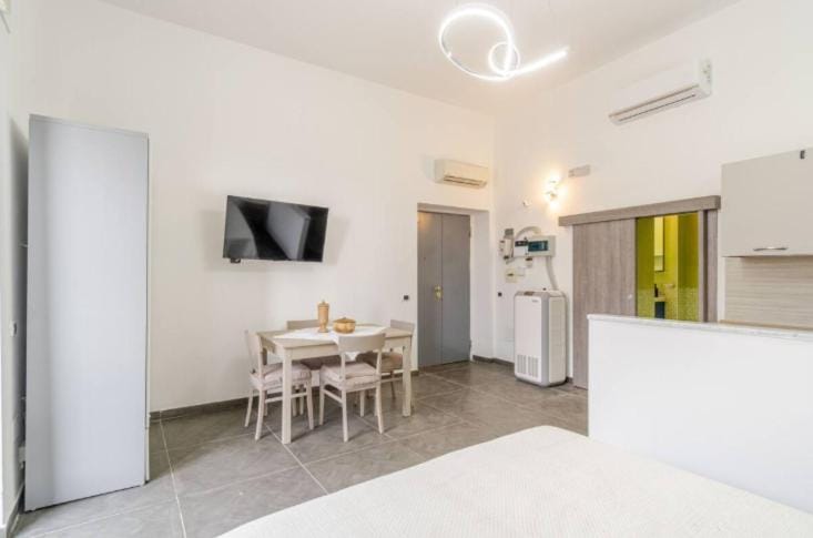 Photo of the whole room, air conditioner