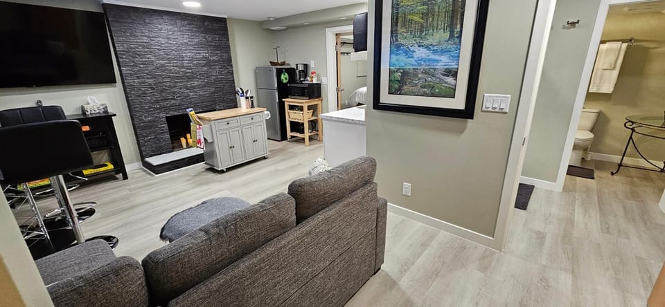 1 block to Kelowna General Hospital 2 blocks to Beach 1km to OUC 1km to Downtown Kelowna 20min to YLW Apartment in Kelowna