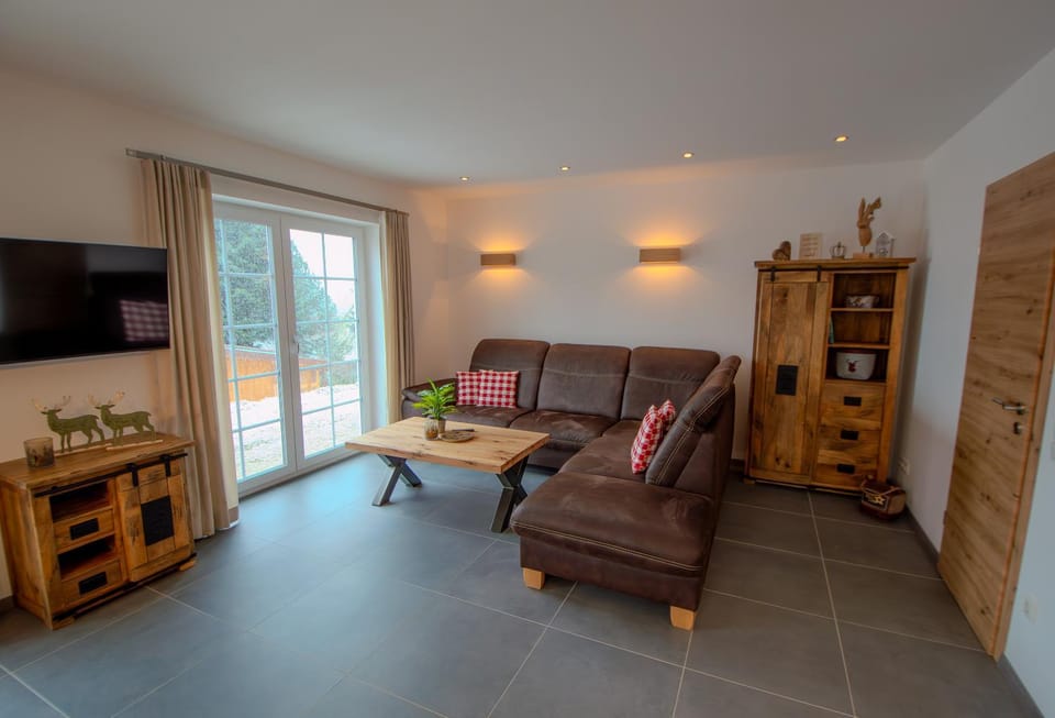 TV and multimedia, Living room, Seating area, Evening entertainment