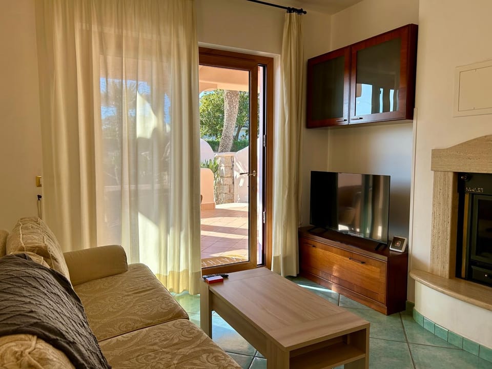 Communal lounge/ TV room, TV and multimedia, Living room, Seating area, Evening entertainment