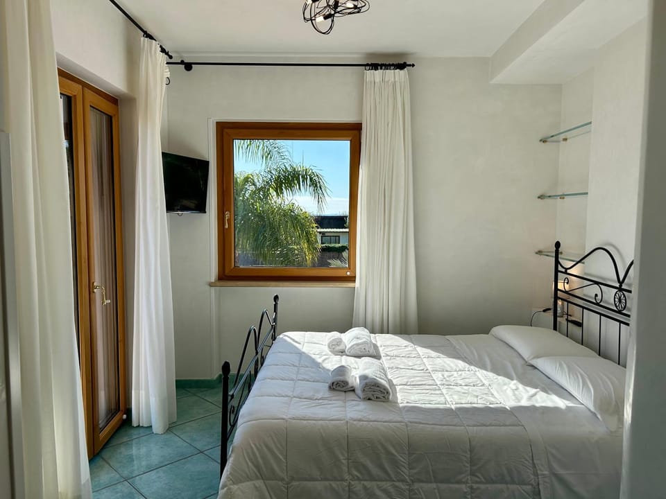 Bed, TV and multimedia, Photo of the whole room, Bedroom, towels, wardrobe