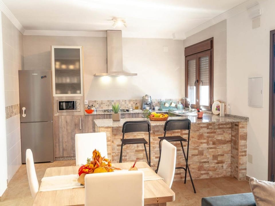 Kitchen or kitchenette, Dining area, stove