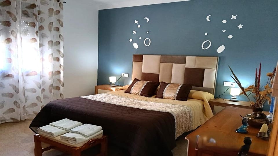 Bed, Photo of the whole room, Bedroom