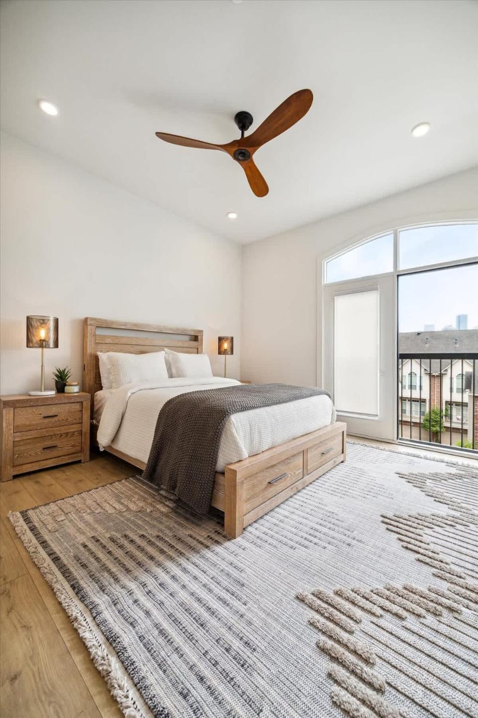 Two-bedroom apt Gorgeous Decor Resort Amenities Apartment in Houston