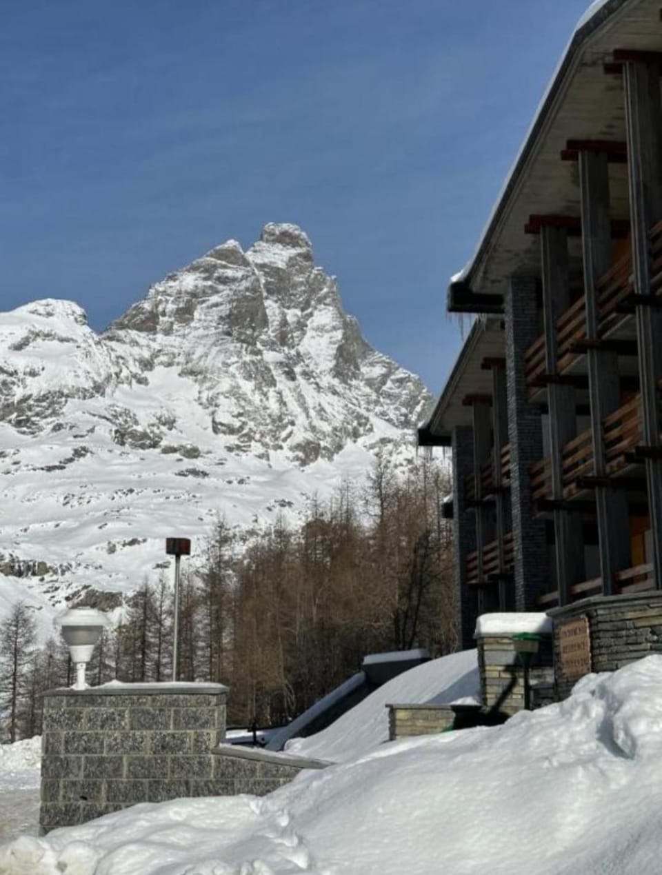 Property building, Day, Natural landscape, Winter, Mountain view