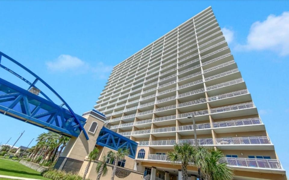 Property building, Bird's eye view, View (from property/room), City view, Landmark view, Pool view, Street view, Quiet street view