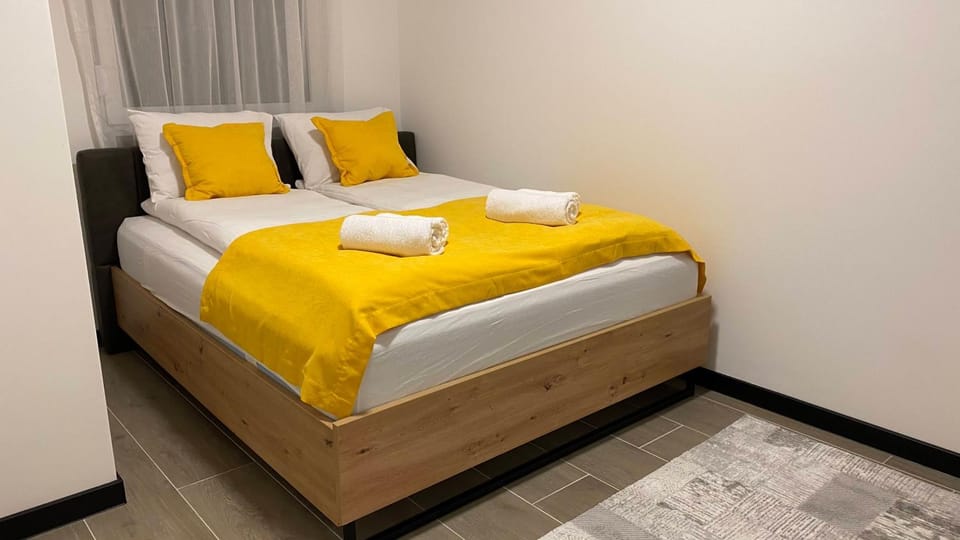 Bed, Bedroom, towels