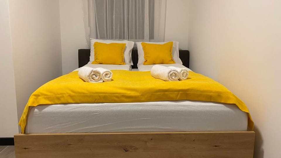 Bed, Bedroom, towels