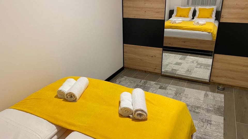Bed, Bedroom, towels