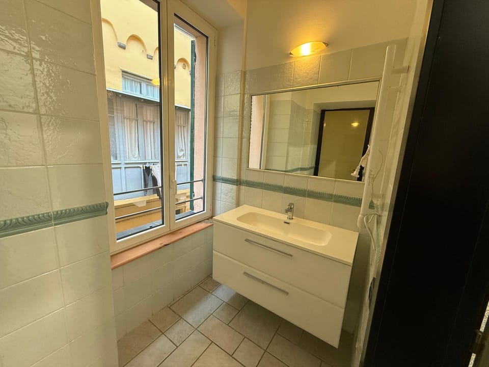Bathroom, towels