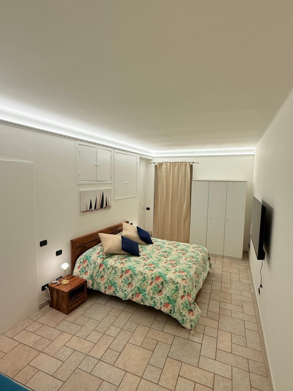 Bed, TV and multimedia, Photo of the whole room, Bedroom, wardrobe