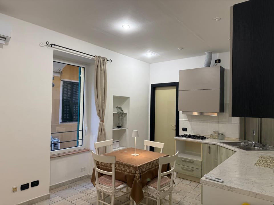 Kitchen or kitchenette, Dining area, stove