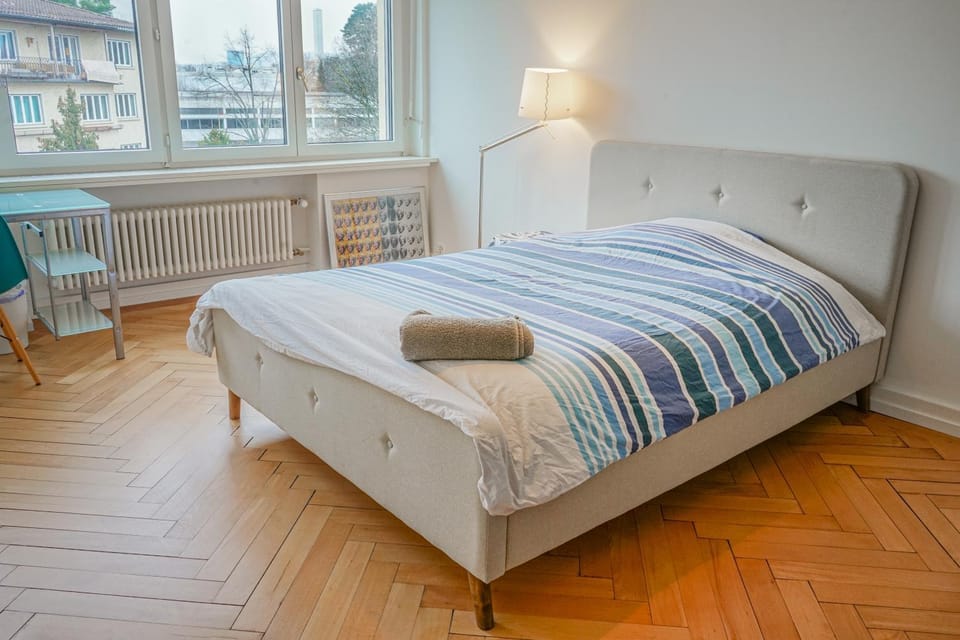 Bed, Seating area, Bedroom