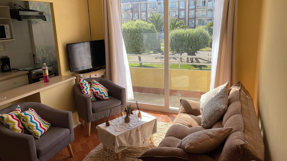 Communal lounge/ TV room, Balcony/Terrace, Garden view