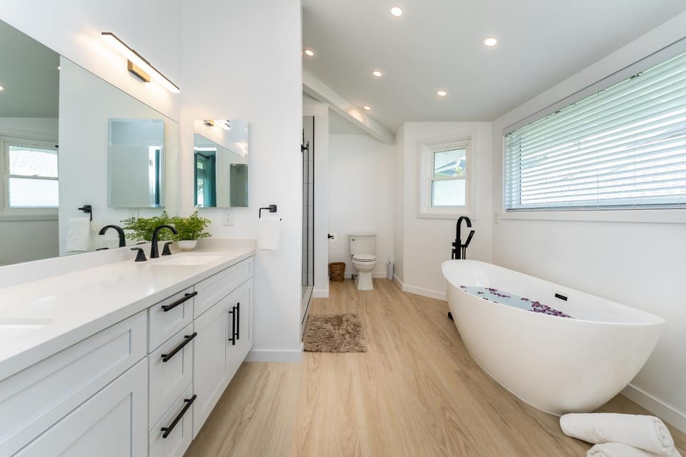 Hale Kahakai - Oceanfront Retreat - Direct Beach Access House in Punaluu