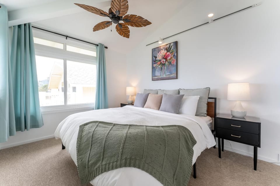 Hale Kahakai - Oceanfront Retreat - Direct Beach Access House in Punaluu