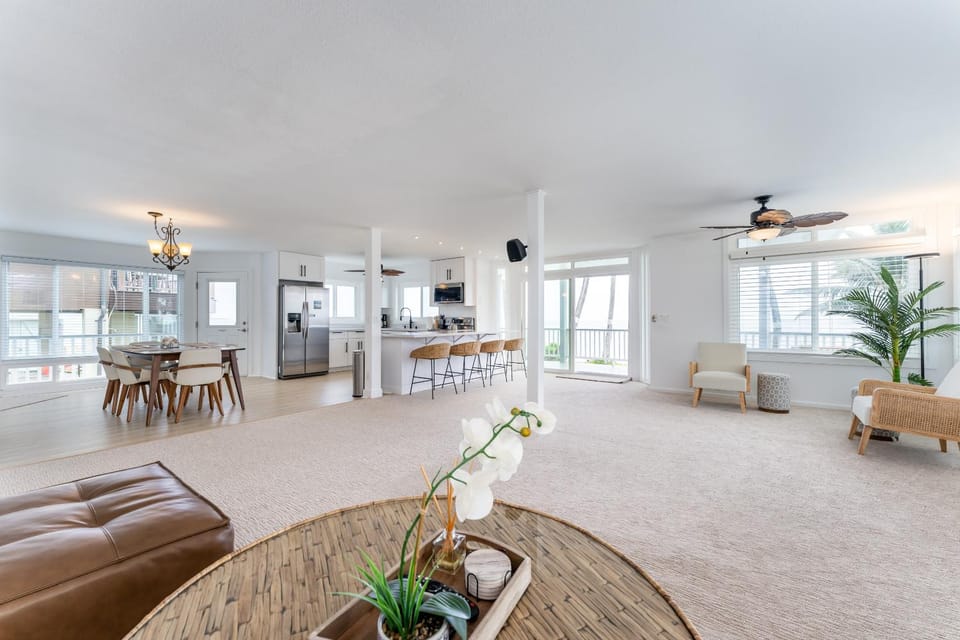 Hale Kahakai - Oceanfront Retreat - Direct Beach Access House in Punaluu