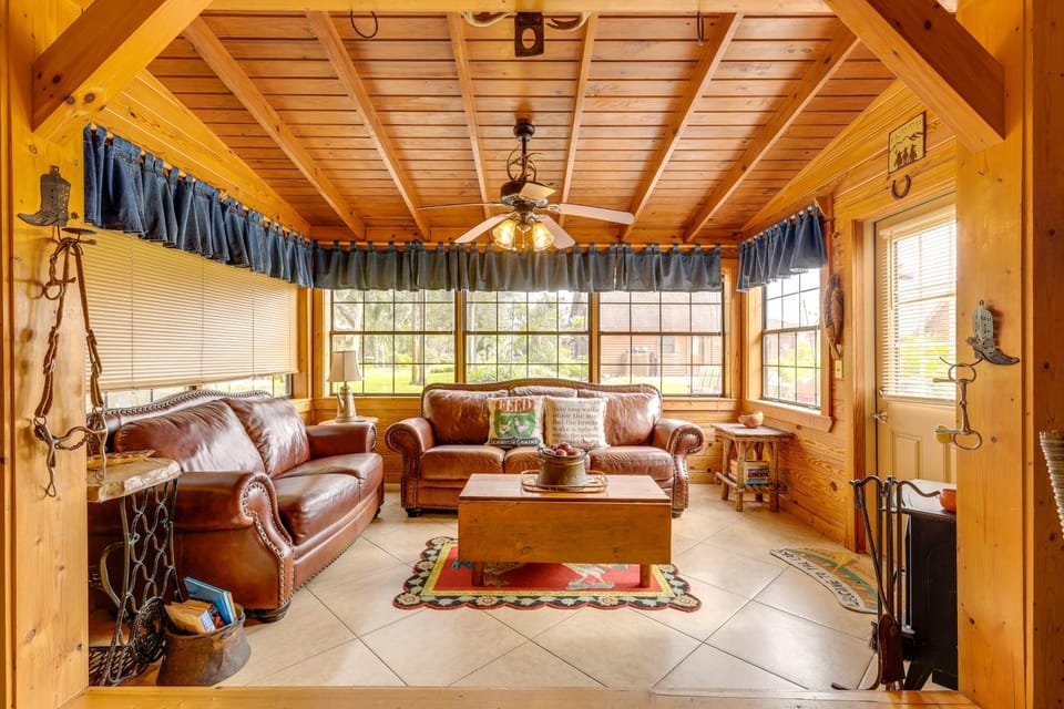 Steps to Lake Okeechobee: Cabin w/ Pool Access! Cabin in Lake Okeechobee