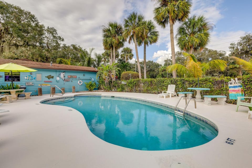 Steps to Lake Okeechobee: Cabin w/ Pool Access! Cabin in Lake Okeechobee