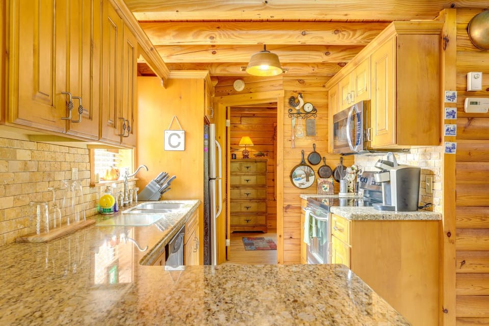Steps to Lake Okeechobee: Cabin w/ Pool Access! Cabin in Lake Okeechobee