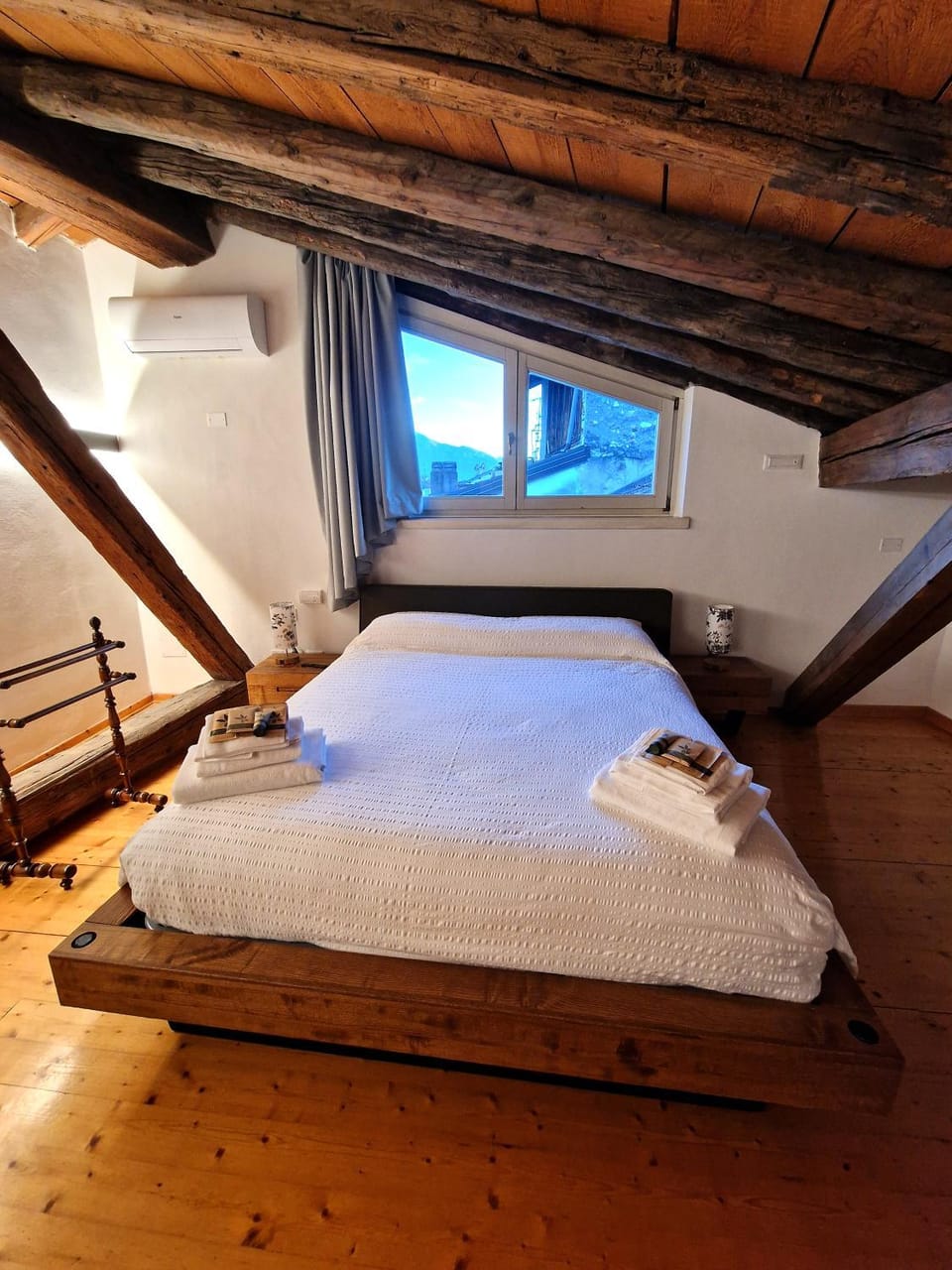 Bed, Photo of the whole room, Bedroom, towels