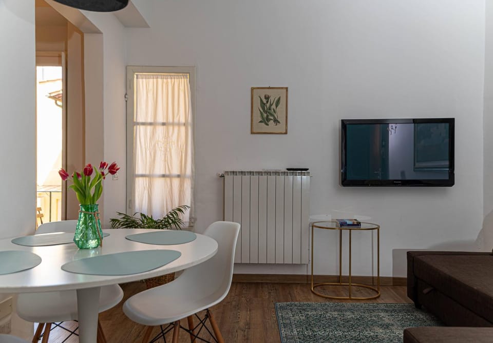 TV and multimedia, Living room, Seating area, Dining area