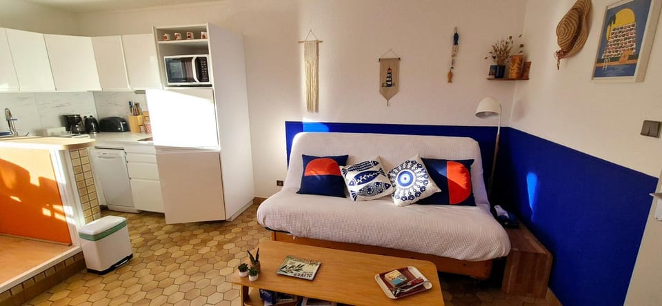 Bed, Living room