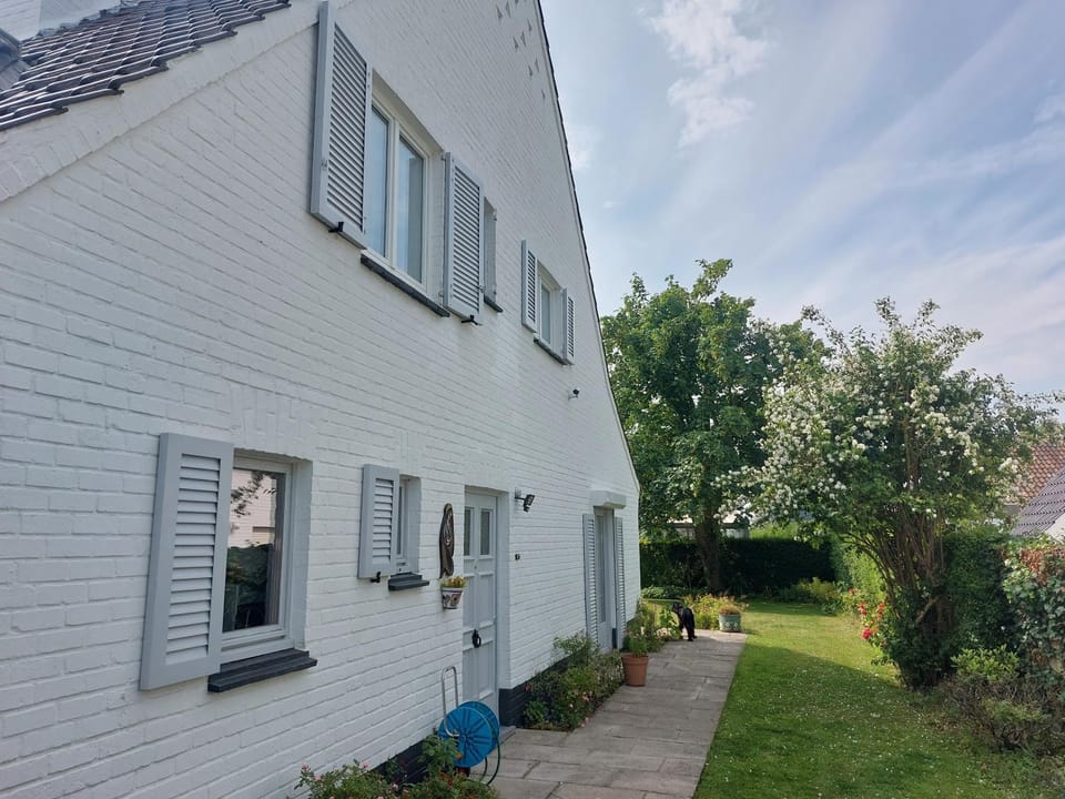 Domein 15 De Haan Nieuwmunster, 4-bedroom holiday house for up to 6 people, between Wenduine, 1 km, and De Haan, 2 km, 500 meters from the beach,15 min from Bruges, Ostend and Knokke, fenced garden, bed linen and towels provided, pet allowed, on demand House in De Haan