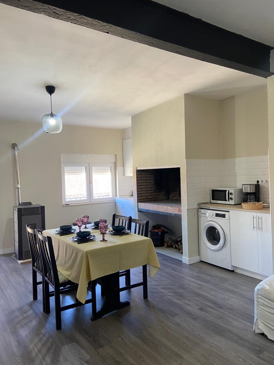 Dining area, fireplace