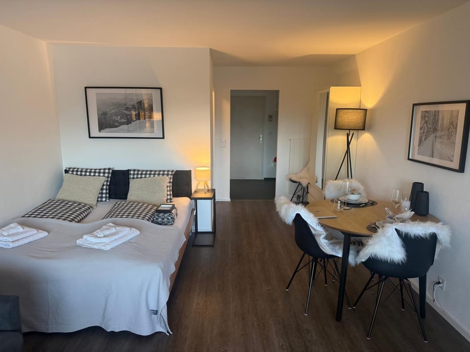 Bed, Dining area, Bedroom