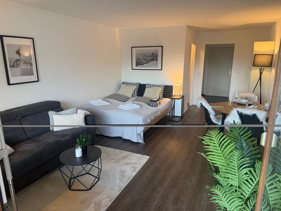 Bed, Photo of the whole room, Seating area