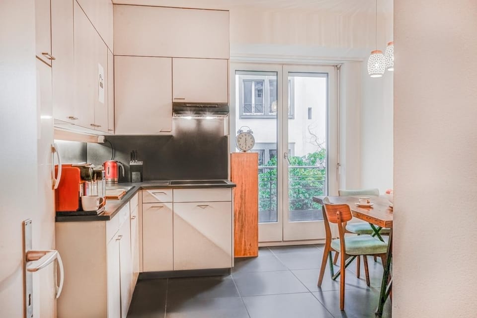 Coffee/tea facilities, Kitchen or kitchenette, Dining area, Communal kitchen, Meals, dishwasher, microwave, stove, toaster, kitchen