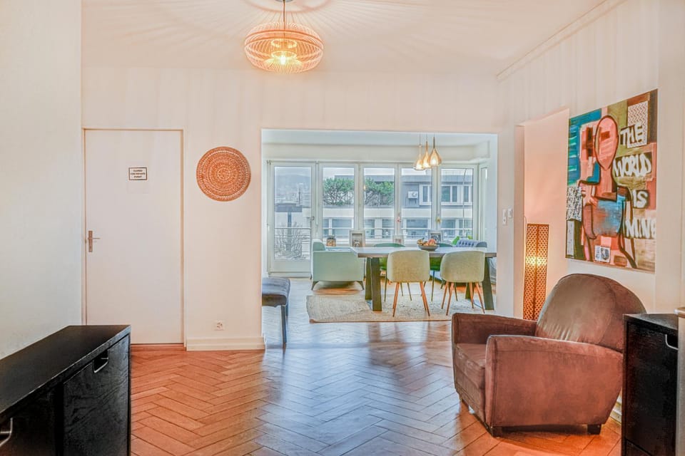 View (from property/room), Balcony/Terrace, Living room, Lobby or reception, Seating area, Dining area