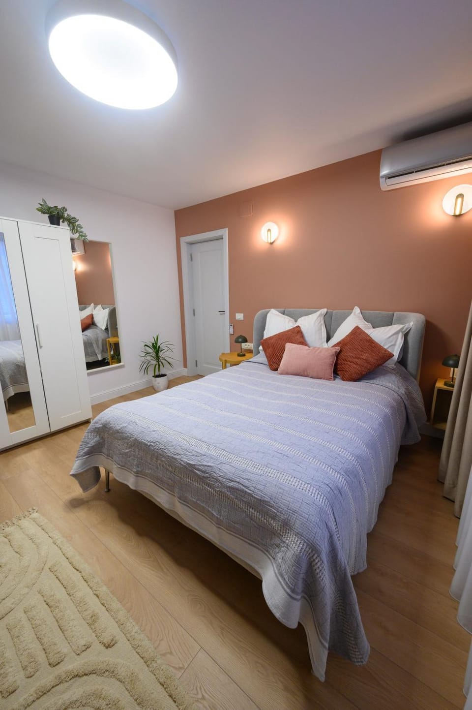 Bed, Photo of the whole room, Bedroom, wardrobe, air conditioner