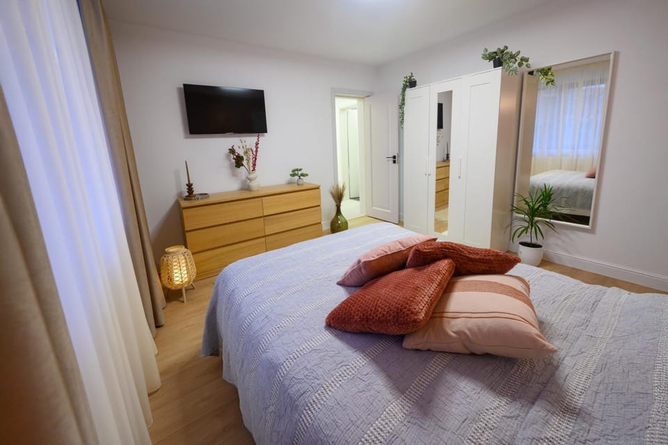 Bed, TV and multimedia, Photo of the whole room, Bedroom