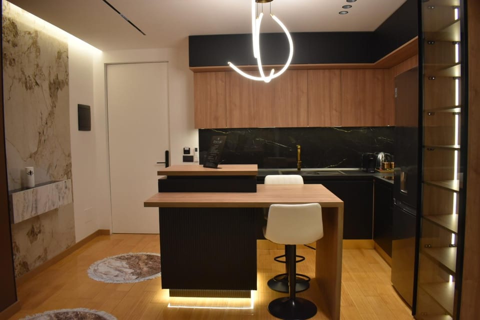 Kitchen or kitchenette, minibar