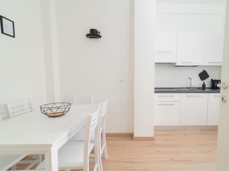 Kitchen or kitchenette, Dining area, dishwasher, stove